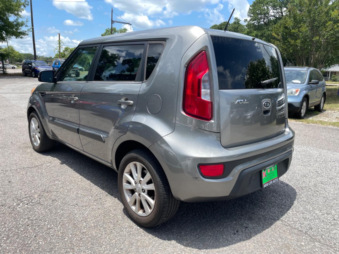 2012 SILVER KIA SOUL + (KNDJT2A62C7) with an 2.0L engine, 6-Speed Manual transmission, located at 5103 Dorchester Rd., Charleston, SC, 29418-5607, (843) 767-1122, 36.245171, -115.228050 - Certified One Owner with 6-SPeed Manual Transmission, CD/AUX/Sat/Bluetooth, Power Windows, Power Locks, Power Mirrors, Keyless Entry, Spacious Cargo, Alloy Wheels. Clean CarFax (no accidents reported!) Local Trade-in!! 146k miles Located at New Life Auto Sales! 2023 WINNER for Post & Courier's Cha - Photo#4